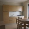 Cucina moderna con tavolo e sedie.