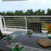 Tavolo da esterno apparecchiato con vista mare.