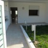 Ingresso con giardino e vialetto.