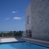 Piscina con vista su foresta e mare.
