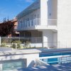 Edificio moderno con balconi e piscina.