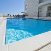 Piscina azzurra con persone a bordo vasca.