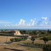 Vista su campagna, case e cielo con nuvole.