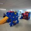 Sala giochi con scivoli colorati per bambini.