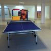 Tavolo da ping pong in un'area giochi.