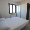 Camera da letto matrimoniale con armadio.