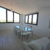 Sala con tavolo da pranzo e viste panoramiche.