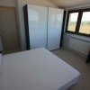 Camera con letto matrimoniale e armadio bianco.