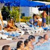 Persone in piscina partecipano a un'attività acquatica.