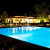 Grande piscina illuminata di fronte a un edificio.
