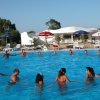 Persone in cerchio in piscina all'aperto.