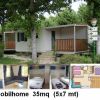 Una casa mobile con veranda in legno.