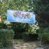Ingresso di un percorso ginnico in un parco alberato.