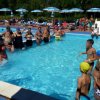 Gruppo di bambini e adulti in piscina.