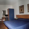 Camera hotel con letto matrimoniale.