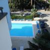 Vista dall'alto di una piscina con lettini intorno.