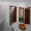 Cucina moderna con tavolo e ciotola di frutta.