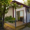Casa mobile con piccolo portico e alberi intorno.