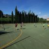 Campo da calcetto con persone che giocano.