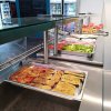 Buffet con vassoi di verdure e piatti freddi.