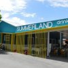 Facciata di un ristorante con insegna Summerland.