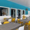 Sala da pranzo con tavoli e sedie colorate.