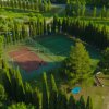 Campi da tennis immersi nel verde, vista aerea.