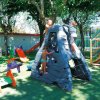 Bambini giocano su una struttura in un parco giochi.