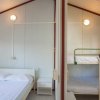 Camera da letto con letto matrimoniale e letto a castello.