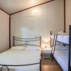 Camera con letto matrimoniale e letto a castello.