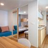 Interno moderno con cucina e divano.
