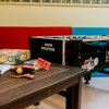 Tavolo da calcetto con giochi da tavolo e racchette da ping pong su un tavolino.