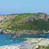 Panorama di un'isola boscosa circondata dal mare.