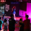 Spettacolo serale con musica e danza, partecipanti sul palco.
