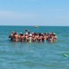 Persone in cerchio in mare aperto.