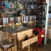 Interno di un ristorante con tavolini e decorazioni colorate.