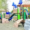 Parco giochi colorato con scivoli blu.