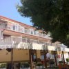 Edificio a tre piani con terrazzi e un'area veranda coperta.