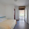Camera da letto con letto matrimoniale e terrazza.