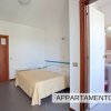 Una camera da letto con letto matrimoniale e bagno privato.