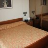 Camera da letto con letto matrimoniale e armadio a specchio.
