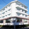 Edificio moderno bianco con balconi.