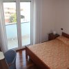 Camera da letto con letto matrimoniale e balcone.