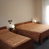Camera con un letto matrimoniale e un singolo.