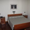 Camera con letto matrimoniale e pavimento in legno.