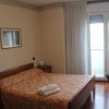 Camera da letto con letto matrimoniale e porta finestra.