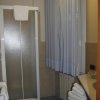 Bagno con doccia e asciugamani.