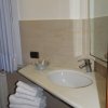 Lavabo con specchio e asciugamani.