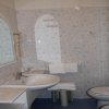 Bagno con lavabo e vasca.