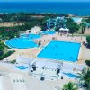 Parco acquatico con piscine, scivoli e vista mare.